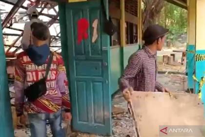 Bangunan SDN 09 dan 11 Kebayoran Lama Selatan mulai dibongkar