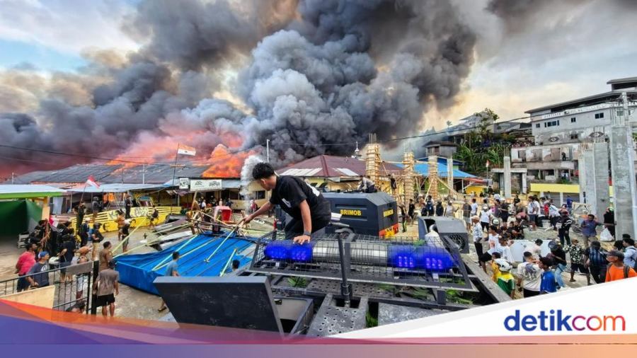 Kebakaran Hebat Landa Kampung Nelayan di Jayapura