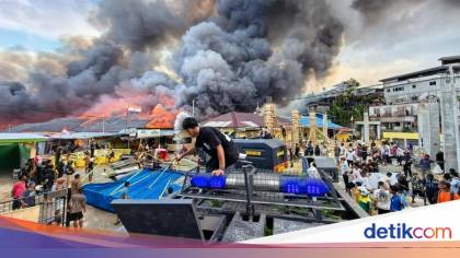 Kebakaran Hebat Landa Kampung Nelayan di Jayapura