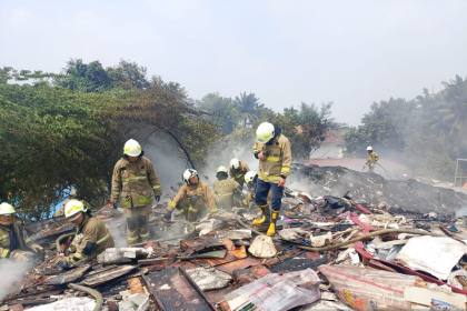 Bengkel dan lapak di Jaktim ludes terbakar akibat bakaran sampah