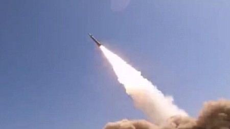 Iran Buru Kapal Perang AS, Andalkan Rudal Balistik Baru yang Punya “Mata”