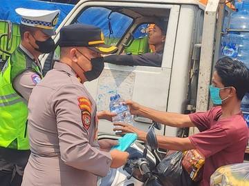 Polisi Bagi-bagi Masker ke Warga Terdampak Abu Vulkanik Anak Merapi di Serang