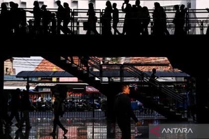 Transjakarta hentikan operasional lift di halte imbas sebaran abu