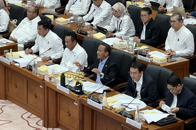 Bahlil: Fasilitas migas Teluk Bintuni berhasil ditangani dari karhutla