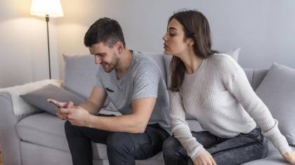 Kenali 7 Ciri-Ciri Orang Insecure dalam Hubungan, Kamu Relate?