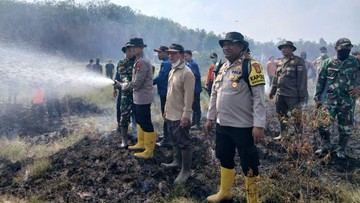 Aksi Kapolres OKU Timur Berjibaku Bareng Forkopimda Padamkan Api di Lahan Gambut