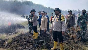 Aksi Kapolres OKU Timur Berjibaku Bareng Forkopimda Padamkan Api di Lahan Gambut