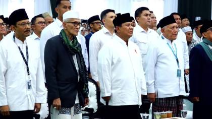 Tiba di Penutupan Muktamar NU, Prabowo Disambut Gus Kikin dan Rais Aam