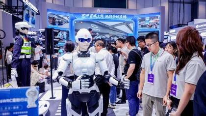 Robot Humanoid Sudah Bertugas di Dealer Chery Indonesia