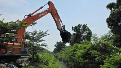 PT KIM Normalisasi Parit Dusun 15 Pematang Johar Pascakebakaran