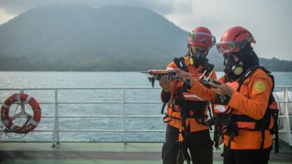 Anak Krakatau Muntahkan Abu Tebal Saat Proses Pencarian 5 Jurnalis