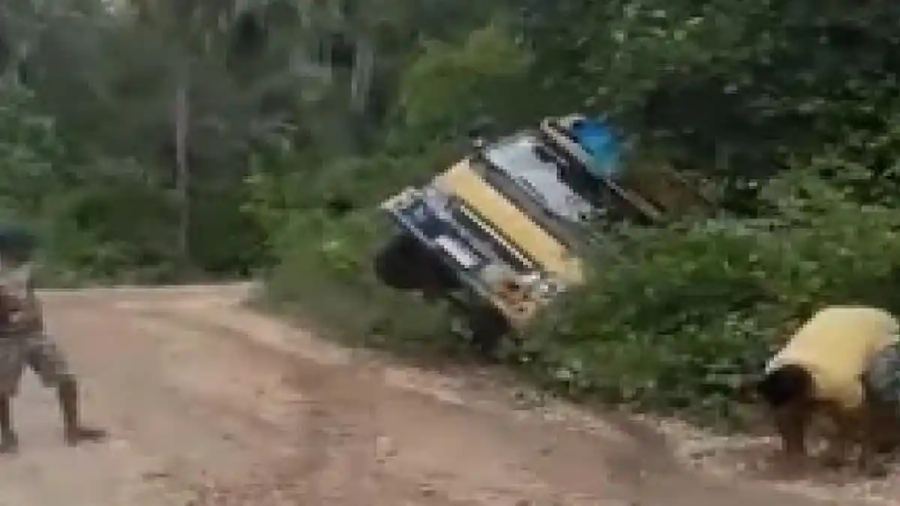 Truk Beras Terguling di Kulisusu Utara Butur saat Lewati Jalan Rusak dan Licin Akibat Hujan