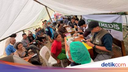 Tangis Haru Nakes Penyintas Gempa NTT Saat Relawan UMI Tiba Bawa Bantuan