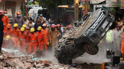 Mobil Jadi Gepeng, Potret Bangunan 6 Lantai Tiba-Tiba Roboh