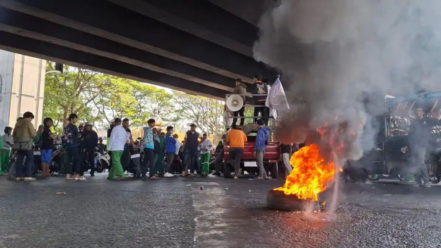 Demo di Bawah Fly Over Makassar, Serikat Pekerja Maritim Sampaikan 5 Tuntutan