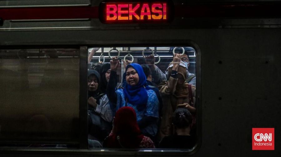 Kerumunan Massa di Lintasan Stasiun Jakarta, 9 KRL Terlambat