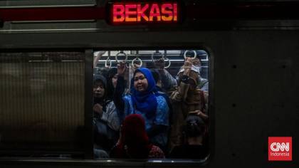 Kerumunan Massa di Lintasan Stasiun Jakarta, 9 KRL Terlambat