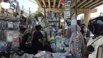 Abu Anak Krakatau Sampai Jakarta, Warga Berburu Masker di Kolong Tol Andara