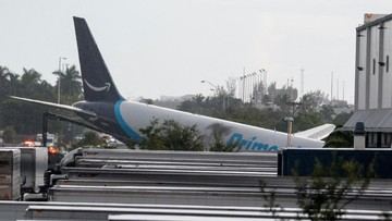 Ngeri Pesawat Kargo Tabrak Mobil Tewaskan 5 Orang di Miami