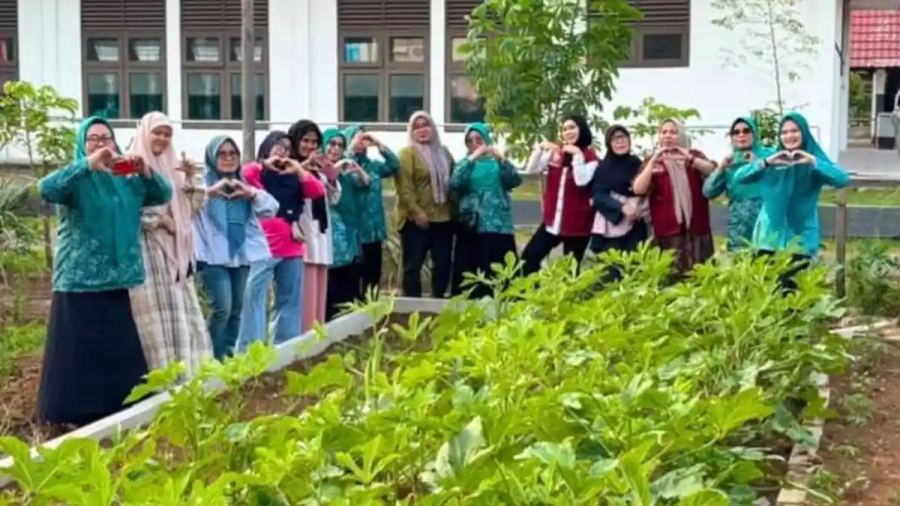 300 Warga RW 05 Sinrijala Kompak Kelola Urban Farming dan Bank Sampah