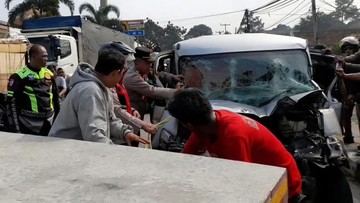 Mobil Ringsek Tabrak Tronton Mogok di Jalur Bocimi, Sopir Terjepit