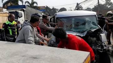 Mobil Ringsek Tabrak Tronton Mogok di Jalur Bocimi, Sopir Terjepit
