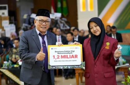 Anak Buruh Sawit Rela Jauh Mencari Sinyal, Kini Fina Raih Beasiswa Dokter UMY