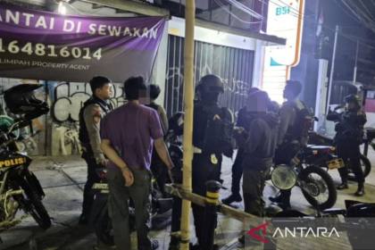Polda Metro Jaya bubarkan tawuran dan amankan dua sajam di Jaktim