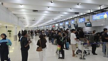 Polisi Dampingi Ibu dan Balita Terkendala Perjalanan di Bandara Soetta