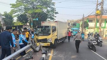 Mobil Boks Tabrak Tiang Lampu dan Pembatas Jalan di Bogor, Lalin Macet