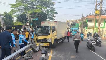Mobil Boks Tabrak Tiang Lampu dan Pembatas Jalan di Bogor, Lalin Macet
