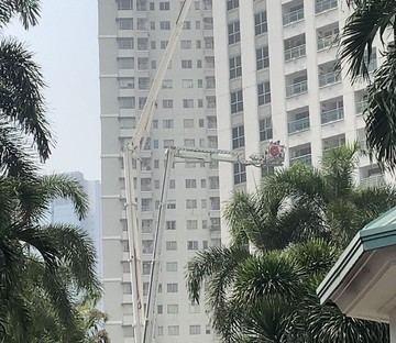 Damkar Pakai Skylift Evakuasi Penghuni dari Kebakaran di Apartemen Pavilion