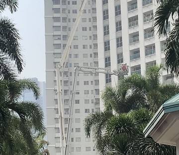 Damkar Pakai Skylift Evakuasi Penghuni dari Kebakaran di Apartemen Pavilion