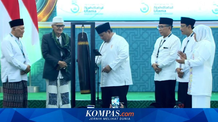 Prabowo Tutup Muktamar ke-35 NU: Pukul Kentongan, Kalungkan Kartu Anggota