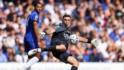 FOTO: Emi Martinez Nyaris Sempurna saat Debut di Chelsea
