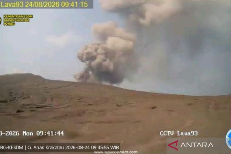 Gunung Anak Krakatau erupsi luncurkan kolom abu 250 meter pada Senin