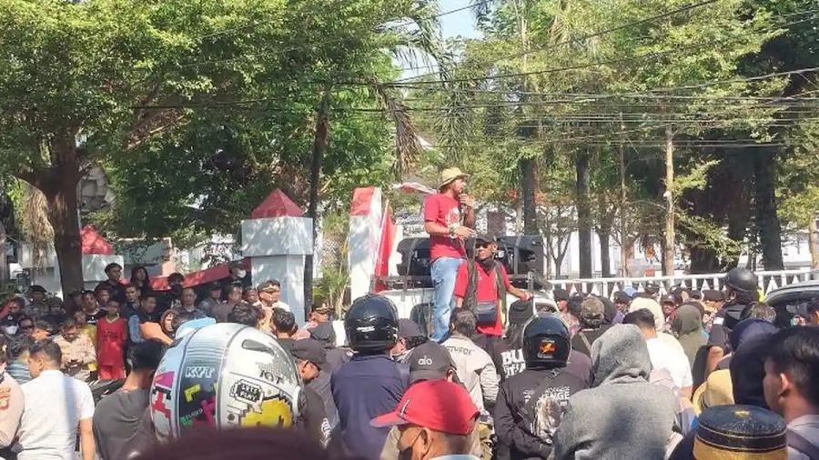 Demo Bupati Gowa Memanas, Massa Bakar Ban dan Segel Gerbang Kantor