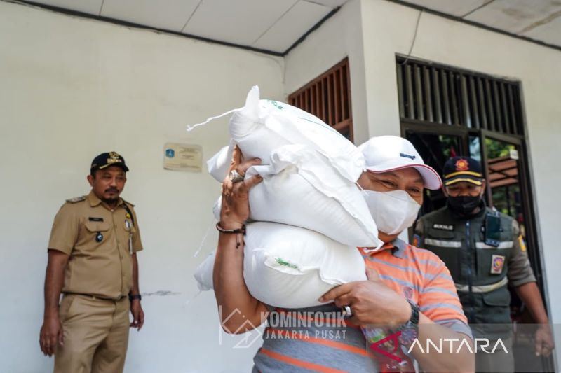 2.836 KK di Kebon Kosong Jakpus terima bantuan 30 kg beras