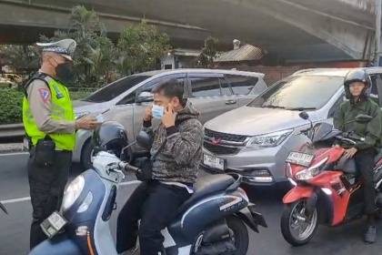 Antisipasi sebaran abu vulkanik, Polisi bagikan masker di Jakbar