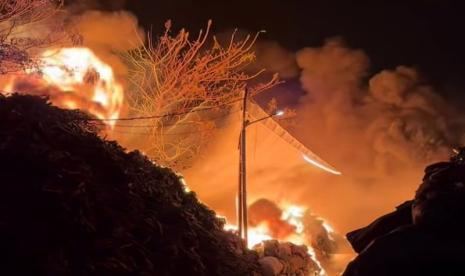 Kebakaran Hebat Landa Lapak di Srengseng Jakbar, 110 Personel Dikerahkan