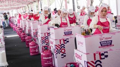 Gelar Masak Serentak di 8 Kota, Pertamina Patra Niaga Bagikan Ribuan Porsi Makanan di Hari Pelanggan Nasional