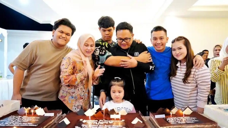 Romantisnya Wabup Gowa Darmawangsyah Muin dan Istri di Momen Ulang Tahun