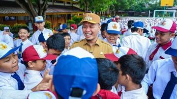 Hari Pertama Belajar Tatap Muka, Wako Agung Tinjau Sekolah dan Sapa Siswa