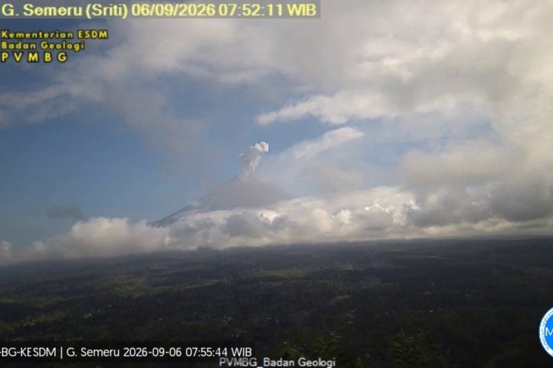 Gunung Semeru erupsi, tinggi letusan capai 1.000 meter di atas puncak