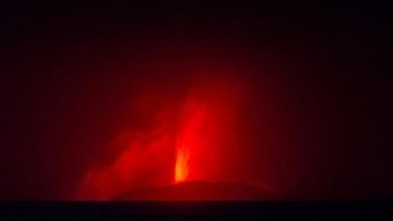 Letusan Gunung Anak Krakatau Tembus Tropopause, Pakar: Waspada Abu Vulkanik!