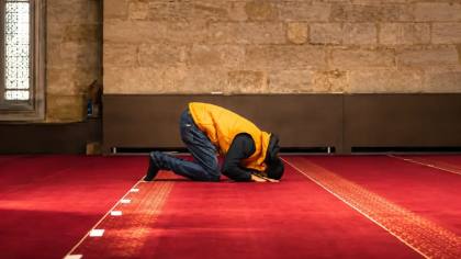 Saat Merasa Tak Berdaya, Mungkin Itu Saatnya Kita Bersujud Lebih Dalam