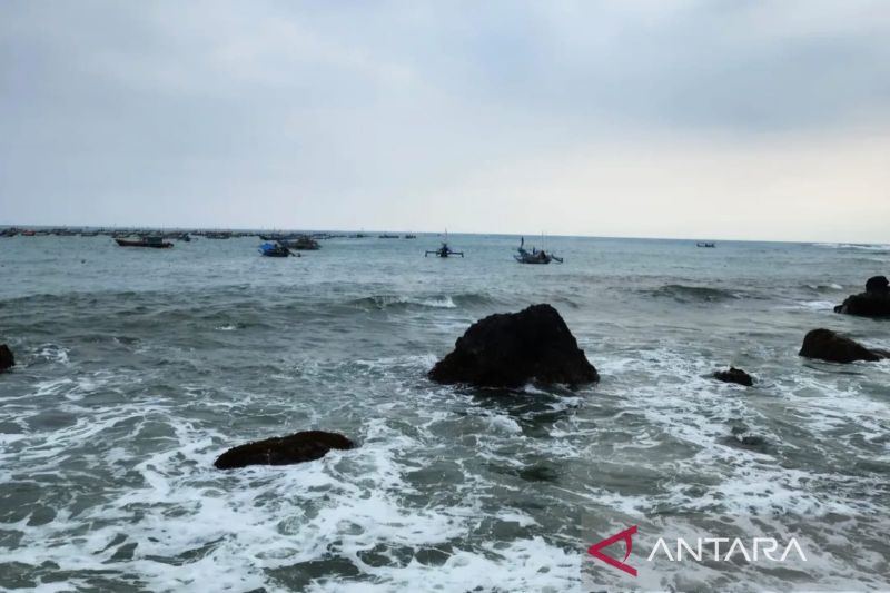 Petugas gabungan tingkatkan pengawasan di pantai selatan Cianjur