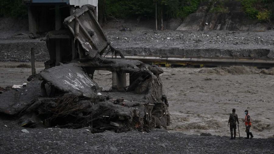 Berbekal Pinjaman Rp 200 Ribu, Ayah Cari Putranya Usai Banjir Bandang Nepal