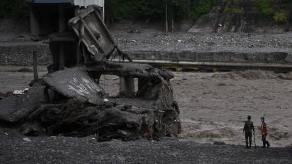 Berbekal Pinjaman Rp 200 Ribu, Ayah Cari Putranya Usai Banjir Bandang Nepal