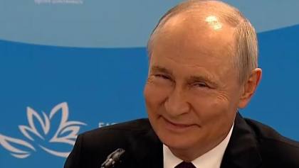 Momen Prabowo Bikin Putin Tertawa saat Bertemu di Vladivostok Rusia